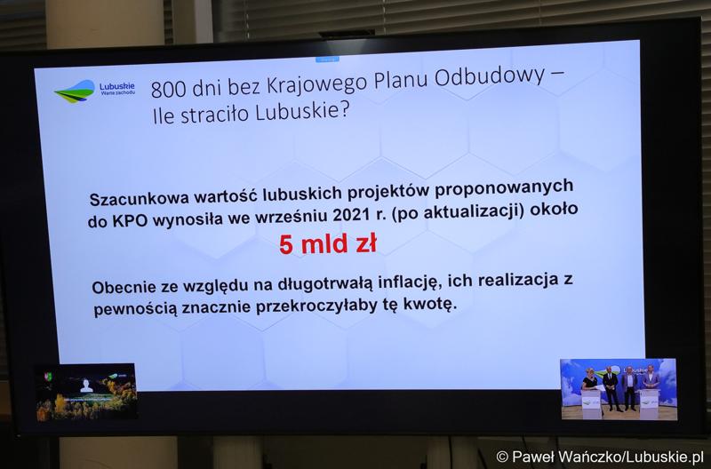Monitor z prezentacją podczas konferencji prasowej "800 dni bez pieniędzy na KPO. Co straciło Lubuskie?"