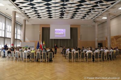 Uczestnicy konferencji pt. „Wykluczenie komunikacyjne terenów popegeerowskich w Województwie Lubuskim”, w Sali Kolumnowej w urzędu marszałkowskiego w Zielonej Górze.