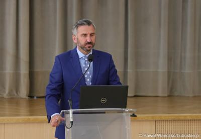 Poseł na Sejm RP Waldemar Sługocki przemawia podczas konferencji pt. „Wykluczenie komunikacyjne terenów popegeerowskich w Województwie Lubuskim”, w Sali Kolumnowej w urzędu marszałkowskiego w Zielonej Górze. 