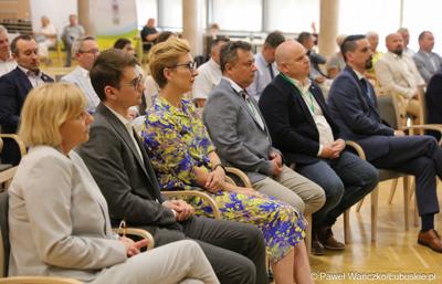 Uczestnicy konferencji pt. „Wykluczenie komunikacyjne terenów popegeerowskich w Województwie Lubuskim”, w Sali Kolumnowej w urzędu marszałkowskiego w Zielonej Górze. 