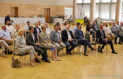 Uczestnicy konferencji pt. „Wykluczenie komunikacyjne terenów popegeerowskich w Województwie Lubuskim”, w Sali Kolumnowej w urzędu marszałkowskiego w Zielonej Górze.