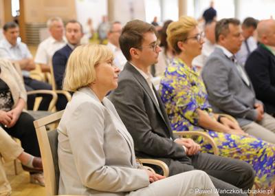 Uczestnicy konferencji pt. „Wykluczenie komunikacyjne terenów popegeerowskich w Województwie Lubuskim”, w Sali Kolumnowej w urzędu marszałkowskiego w Zielonej Górze.