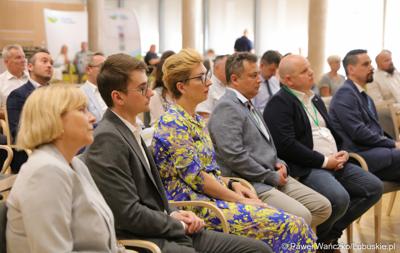 Uczestnicy konferencji pt. „Wykluczenie komunikacyjne terenów popegeerowskich w Województwie Lubuskim”, w Sali Kolumnowej w urzędu marszałkowskiego w Zielonej Górze.