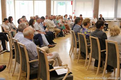 Uczestnicy konferencji pt. „Wykluczenie komunikacyjne terenów popegeerowskich w Województwie Lubuskim”, w Sali Kolumnowej w urzędu marszałkowskiego w Zielonej Górze.