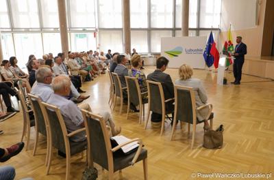 Uczestnicy konferencji pt. „Wykluczenie komunikacyjne terenów popegeerowskich w Województwie Lubuskim”, w Sali Kolumnowej w urzędu marszałkowskiego w Zielonej Górze. 