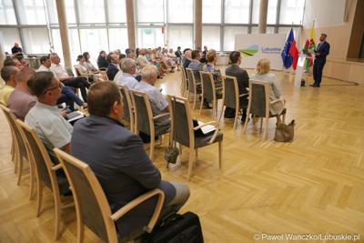 Poseł na Sejm RP Waldemar Sługocki przemawia podczas konferencji pt. „Wykluczenie komunikacyjne terenów popegeerowskich w Województwie Lubuskim”, w Sali Kolumnowej w urzędu marszałkowskiego w Zielonej Górze. 