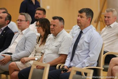Uczestnicy konferencji pt. „Wykluczenie komunikacyjne terenów popegeerowskich w Województwie Lubuskim”, w Sali Kolumnowej w urzędu marszałkowskiego w Zielonej Górze.