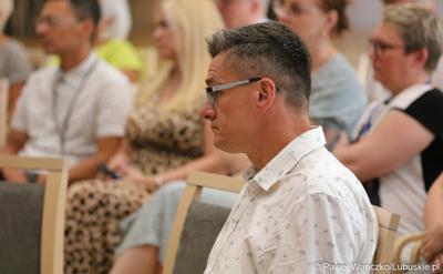Radny wojewódzki Sebastian Ciemnoczołowski na konferencji pt. „Wykluczenie komunikacyjne terenów popegeerowskich w Województwie Lubuskim”, w Sali Kolumnowej w urzędu marszałkowskiego w Zielonej Górze.