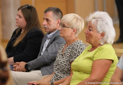 Uczestnicy konferencji pt. „Wykluczenie komunikacyjne terenów popegeerowskich w Województwie Lubuskim”, w Sali Kolumnowej w urzędu marszałkowskiego w Zielonej Górze.