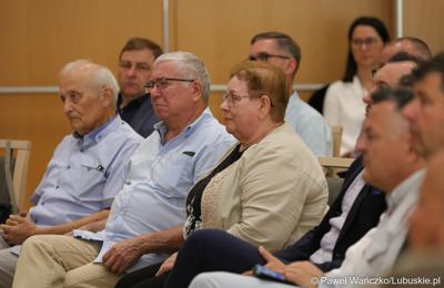 Uczestnicy konferencji pt. „Wykluczenie komunikacyjne terenów popegeerowskich w Województwie Lubuskim”, w Sali Kolumnowej w urzędu marszałkowskiego w Zielonej Górze.