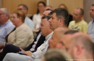 Uczestnicy konferencji pt. „Wykluczenie komunikacyjne terenów popegeerowskich w Województwie Lubuskim”, w Sali Kolumnowej w urzędu marszałkowskiego w Zielonej Górze.