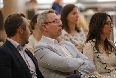 Uczestnicy konferencji pt. „Wykluczenie komunikacyjne terenów popegeerowskich w Województwie Lubuskim”, w Sali Kolumnowej w urzędu marszałkowskiego w Zielonej Górze.