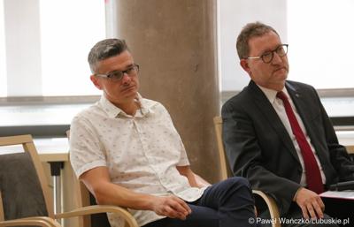 Uczestnicy konferencji pt. „Wykluczenie komunikacyjne terenów popegeerowskich w Województwie Lubuskim”, w Sali Kolumnowej w urzędu marszałkowskiego w Zielonej Górze. 