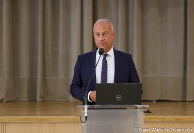 Członek Zarządu Województwa Lubuskiego Marcin Jabłoński przemawia podczas konferencji pt. „Wykluczenie komunikacyjne terenów popegeerowskich w Województwie Lubuskim”, w Sali Kolumnowej w urzędu marszałkowskiego w Zielonej Górze. 