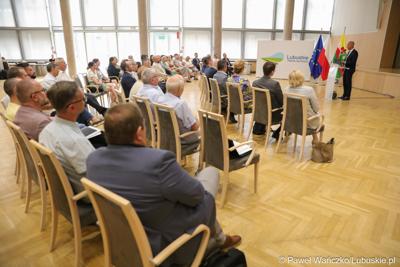 Członek Zarządu Województwa Lubuskiego Marcin Jabłoński przemawia podczas konferencji pt. „Wykluczenie komunikacyjne terenów popegeerowskich w Województwie Lubuskim”, w Sali Kolumnowej w urzędu marszałkowskiego w Zielonej Górze. 