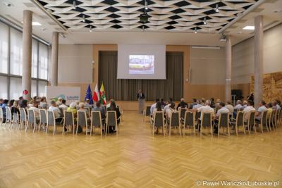 Uczestnicy konferencji pt. „Wykluczenie komunikacyjne terenów popegeerowskich w Województwie Lubuskim”, w Sali Kolumnowej w urzędu marszałkowskiego w Zielonej Górze. 