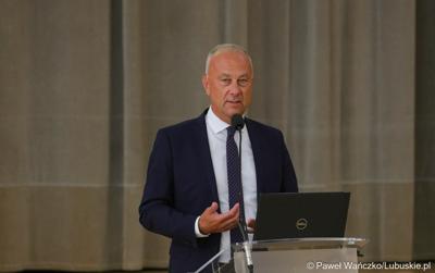 Członek Zarządu Województwa Lubuskiego Marcin Jabłoński przemawia podczas konferencji pt. „Wykluczenie komunikacyjne terenów popegeerowskich w Województwie Lubuskim”, w Sali Kolumnowej w urzędu marszałkowskiego w Zielonej Górze. 