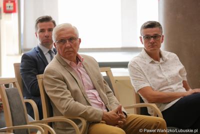 Uczestnicy konferencji pt. „Wykluczenie komunikacyjne terenów popegeerowskich w Województwie Lubuskim”, w Sali Kolumnowej w urzędu marszałkowskiego w Zielonej Górze. 