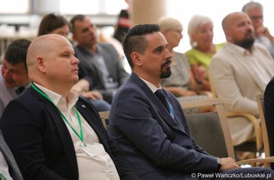 Uczestnicy konferencji pt. „Wykluczenie komunikacyjne terenów popegeerowskich w Województwie Lubuskim”, w Sali Kolumnowej w urzędu marszałkowskiego w Zielonej Górze. 