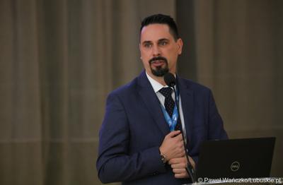 Dyr departamentu Infrastruktury i Komunikacji UMWL Sławomir Kotylak przemawia podczas konferencji pt. „Wykluczenie komunikacyjne terenów popegeerowskich w Województwie Lubuskim”, w Sali Kolumnowej w urzędu marszałkowskiego w Zielonej Górze.