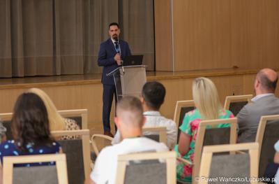 Dyr departamentu Infrastruktury i Komunikacji UMWL Sławomir Kotylak przemawia podczas konferencji pt. „Wykluczenie komunikacyjne terenów popegeerowskich w Województwie Lubuskim”, w Sali Kolumnowej w urzędu marszałkowskiego w Zielonej Górze.