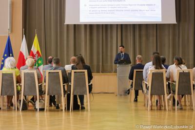 Dyr departamentu Infrastruktury i Komunikacji UMWL Sławomir Kotylak przemawia podczas konferencji pt. „Wykluczenie komunikacyjne terenów popegeerowskich w Województwie Lubuskim”, w Sali Kolumnowej w urzędu marszałkowskiego w Zielonej Górze.