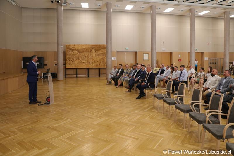 Poseł na Sejm RP Waldemar Sługocki przemawia podczas konferencji pt. „Wykluczenie komunikacyjne terenów popegeerowskich w Województwie Lubuskim”, w Sali Kolumnowej w urzędu marszałkowskiego w Zielonej Górze.