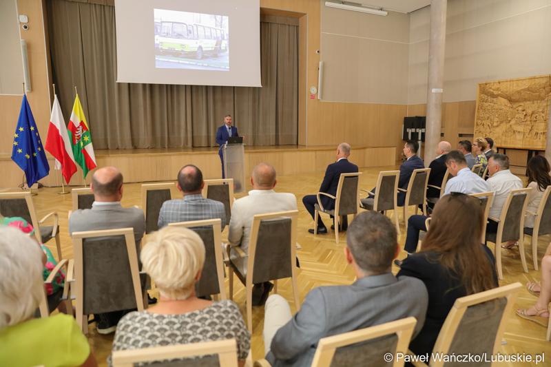 Poseł na Sejm RP Waldemar Sługocki przemawia podczas konferencji pt. „Wykluczenie komunikacyjne terenów popegeerowskich w Województwie Lubuskim”, w Sali Kolumnowej w urzędu marszałkowskiego w Zielonej Górze.