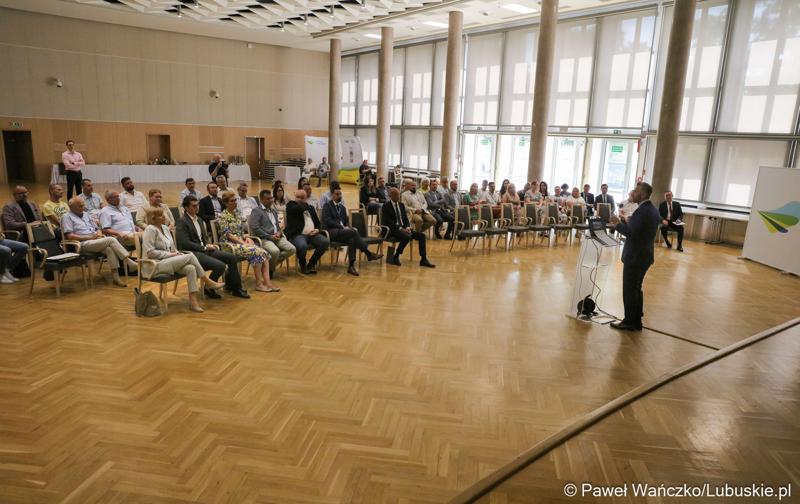Uczestnicy konferencji pt. „Wykluczenie komunikacyjne terenów popegeerowskich w Województwie Lubuskim”, w Sali Kolumnowej w urzędu marszałkowskiego w Zielonej Górze.