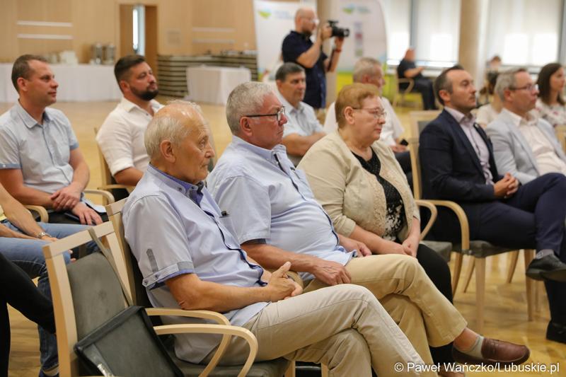 Uczestnicy konferencji pt. „Wykluczenie komunikacyjne terenów popegeerowskich w Województwie Lubuskim”, w Sali Kolumnowej w urzędu marszałkowskiego w Zielonej Górze.