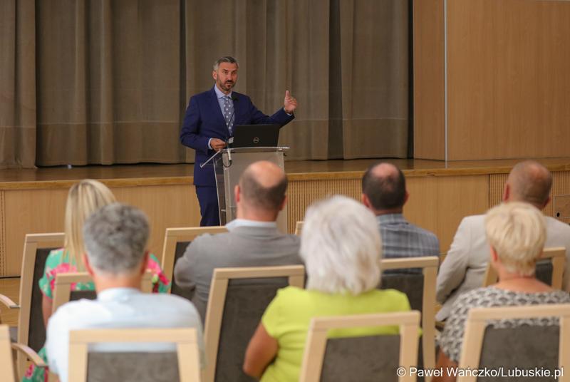 Poseł na Sejm RP Waldemar Sługocki przemawia podczas konferencji pt. „Wykluczenie komunikacyjne terenów popegeerowskich w Województwie Lubuskim”, w Sali Kolumnowej w urzędu marszałkowskiego w Zielonej Górze.