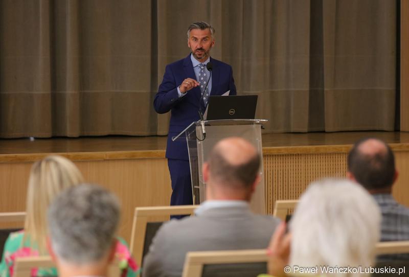 Poseł na Sejm RP Waldemar Sługocki przemawia podczas konferencji pt. „Wykluczenie komunikacyjne terenów popegeerowskich w Województwie Lubuskim”, w Sali Kolumnowej w urzędu marszałkowskiego w Zielonej Górze.