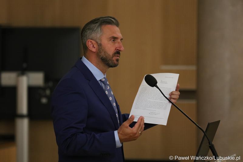Poseł na Sejm RP Waldemar Sługocki przemawia podczas konferencji pt. „Wykluczenie komunikacyjne terenów popegeerowskich w Województwie Lubuskim”, w Sali Kolumnowej w urzędu marszałkowskiego w Zielonej Górze.