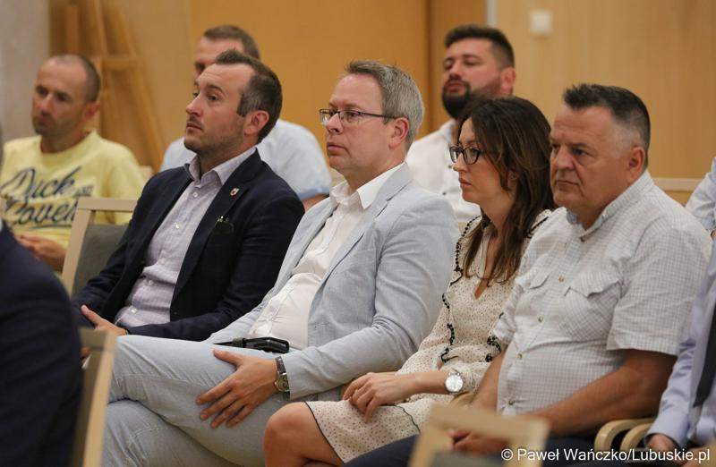 Uczestnicy konferencji pt. „Wykluczenie komunikacyjne terenów popegeerowskich w Województwie Lubuskim”, w Sali Kolumnowej w urzędu marszałkowskiego w Zielonej Górze.