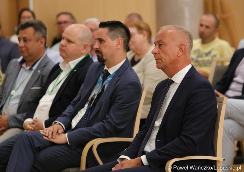 Uczestnicy konferencji pt. „Wykluczenie komunikacyjne terenów popegeerowskich w Województwie Lubuskim”, w Sali Kolumnowej w urzędu marszałkowskiego w Zielonej Górze.