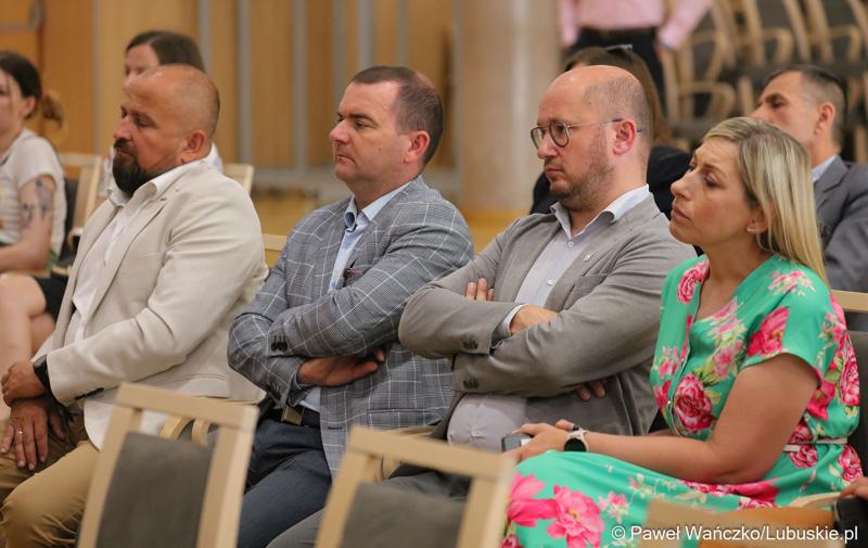 Uczestnicy konferencji pt. „Wykluczenie komunikacyjne terenów popegeerowskich w Województwie Lubuskim”, w Sali Kolumnowej w urzędu marszałkowskiego w Zielonej Górze.