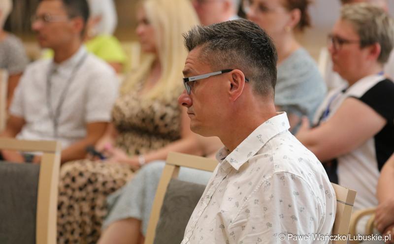 Radny wojewódzki Sebastian Ciemnoczołowski na konferencji pt. „Wykluczenie komunikacyjne terenów popegeerowskich w Województwie Lubuskim”, w Sali Kolumnowej w urzędu marszałkowskiego w Zielonej Górze.
