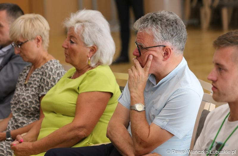 Uczestnicy konferencji pt. „Wykluczenie komunikacyjne terenów popegeerowskich w Województwie Lubuskim”, w Sali Kolumnowej w urzędu marszałkowskiego w Zielonej Górze.