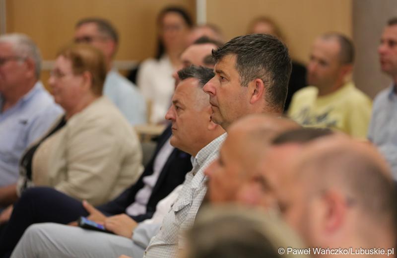 Uczestnicy konferencji pt. „Wykluczenie komunikacyjne terenów popegeerowskich w Województwie Lubuskim”, w Sali Kolumnowej w urzędu marszałkowskiego w Zielonej Górze.