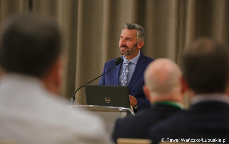 Poseł na Sejm RP Waldemar Sługocki przemawia podczas konferencji pt. „Wykluczenie komunikacyjne terenów popegeerowskich w Województwie Lubuskim”, w Sali Kolumnowej w urzędu marszałkowskiego w Zielonej Górze.