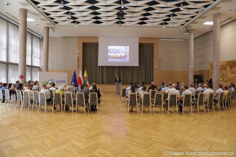 Uczestnicy konferencji pt. „Wykluczenie komunikacyjne terenów popegeerowskich w Województwie Lubuskim”, w Sali Kolumnowej w urzędu marszałkowskiego w Zielonej Górze.