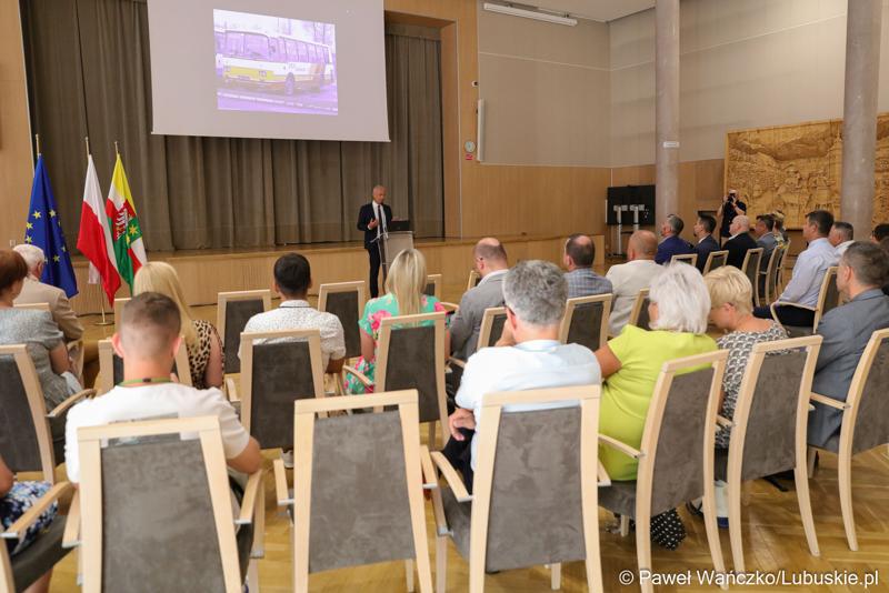 Członek Zarządu Województwa Lubuskiego Marcin Jabłoński przemawia podczas konferencji pt. „Wykluczenie komunikacyjne terenów popegeerowskich w Województwie Lubuskim”, w Sali Kolumnowej w urzędu marszałkowskiego w Zielonej Górze.