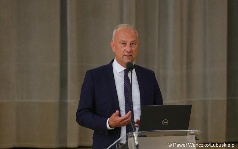 Członek Zarządu Województwa Lubuskiego Marcin Jabłoński przemawia podczas konferencji pt. „Wykluczenie komunikacyjne terenów popegeerowskich w Województwie Lubuskim”, w Sali Kolumnowej w urzędu marszałkowskiego w Zielonej Górze.