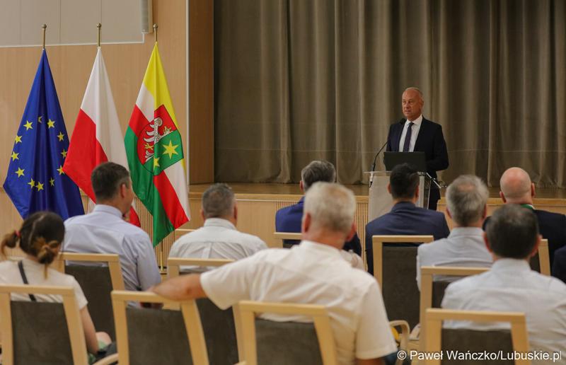 Członek Zarządu Województwa Lubuskiego Marcin Jabłoński przemawia podczas konferencji pt. „Wykluczenie komunikacyjne terenów popegeerowskich w Województwie Lubuskim”, w Sali Kolumnowej w urzędu marszałkowskiego w Zielonej Górze.
