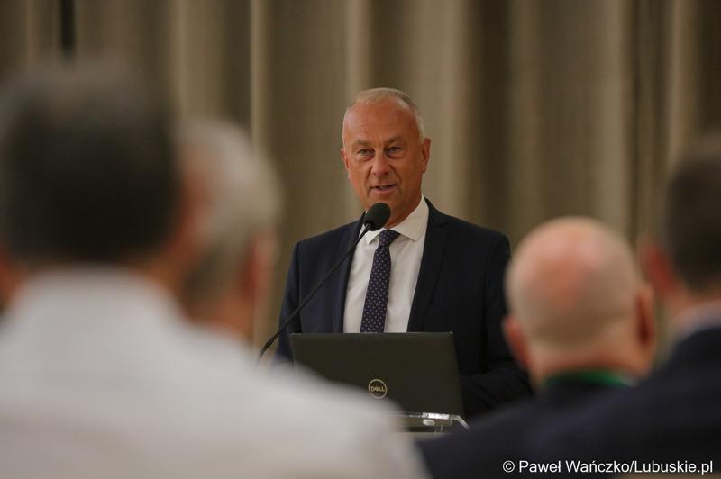 Członek Zarządu Województwa Lubuskiego Marcin Jabłoński przemawia podczas konferencji pt. „Wykluczenie komunikacyjne terenów popegeerowskich w Województwie Lubuskim”, w Sali Kolumnowej w urzędu marszałkowskiego w Zielonej Górze.