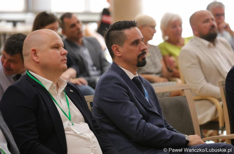 Uczestnicy konferencji pt. „Wykluczenie komunikacyjne terenów popegeerowskich w Województwie Lubuskim”, w Sali Kolumnowej w urzędu marszałkowskiego w Zielonej Górze.
