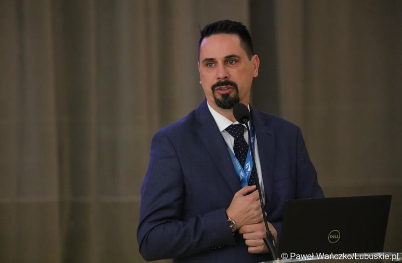 Dyr departamentu Infrastruktury i Komunikacji UMWL Sławomir Kotylak przemawia podczas konferencji pt. „Wykluczenie komunikacyjne terenów popegeerowskich w Województwie Lubuskim”, w Sali Kolumnowej w urzędu marszałkowskiego w Zielonej Górze.