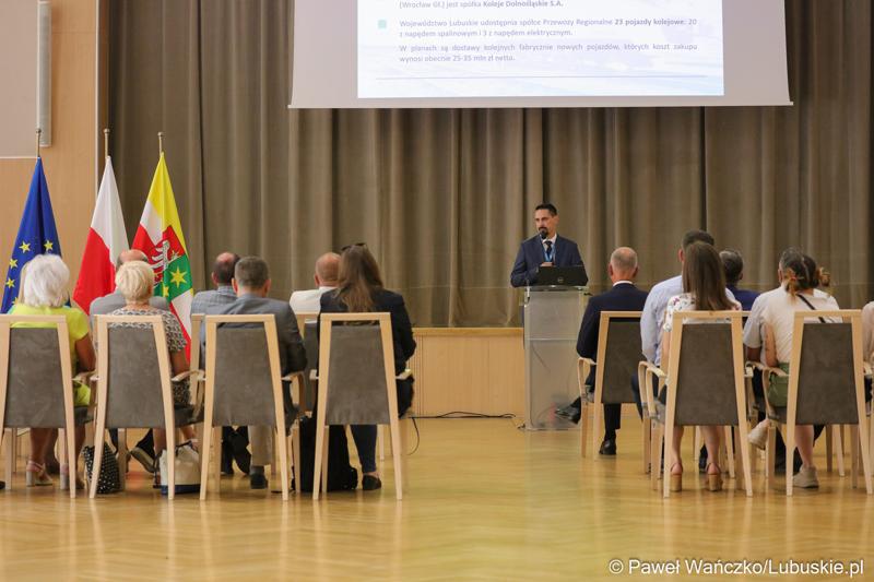 Dyr departamentu Infrastruktury i Komunikacji UMWL Sławomir Kotylak przemawia podczas konferencji pt. „Wykluczenie komunikacyjne terenów popegeerowskich w Województwie Lubuskim”, w Sali Kolumnowej w urzędu marszałkowskiego w Zielonej Górze.