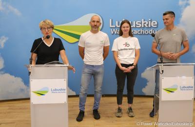 Na zdjęciu od lewej: Elżbieta Anna Polak, Marszałek Województwa Lubuskiego; Krzysztof Fechner, trzeci Polak w historii, który pokonał wyścig kolarski Race Across America; Weronika Janik, organizatorka ultramaratonu kolarskiego Lubuska Szosa oraz Sebastian Ciemnoczołowski, Radny Województwa Lubuskiego.