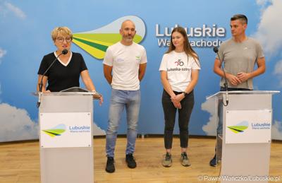 Na zdjęciu od lewej: Elżbieta Anna Polak, Marszałek Województwa Lubuskiego; Krzysztof Fechner, trzeci Polak w historii, który pokonał wyścig kolarski Race Across America; Weronika Janik, organizatorka ultramaratonu kolarskiego Lubuska Szosa oraz Sebastian Ciemnoczołowski, Radny Województwa Lubuskiego.